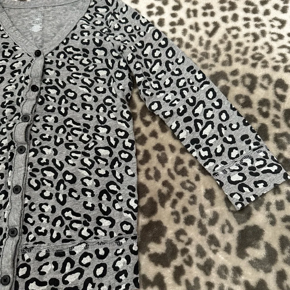 2010 Old Navy Animal Leopard Print Cardigan in Gray Size 5T Girls